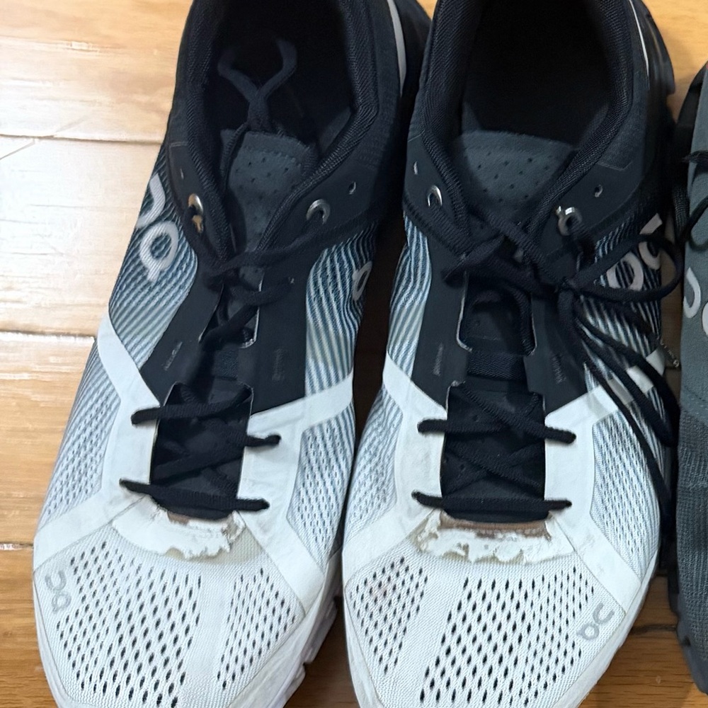On Running Men's Black/White Shoes 9 Men GUC